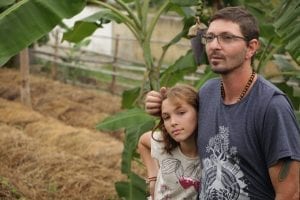Pai e filha em pátio de compostagem. Foto: Cris Fontinha