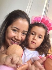 Yael, filha de Petria Chaves, com a professora do ano passado. Foto: Acervo pessoal Petria Chaves.