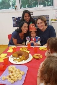 Yael, filha de Petria Chaves, com a professoras deste ano. Foto: Acervo pessoal Petria Chaves.